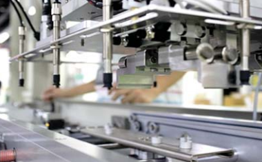 客制化在线式切割机搭载客制化夹爪模组与真空吸嘴模组