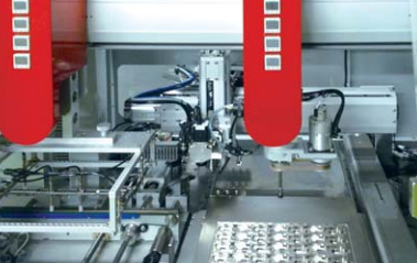 客制化在线式切割机搭载双搬运模组与真空吸嘴模组